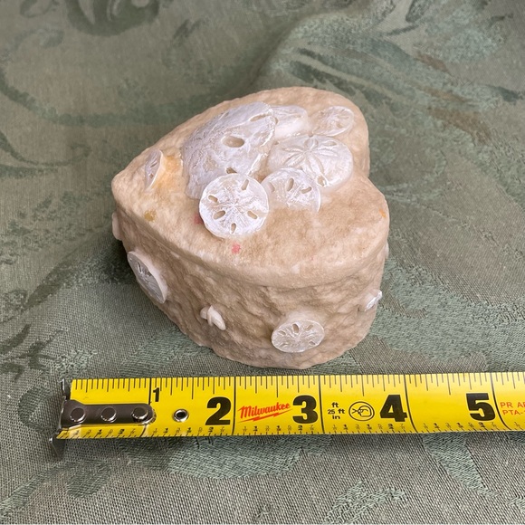 Sand dollar vintage trinket box; coastal, nautical heart shaped shell box. - Picture 7 of 10